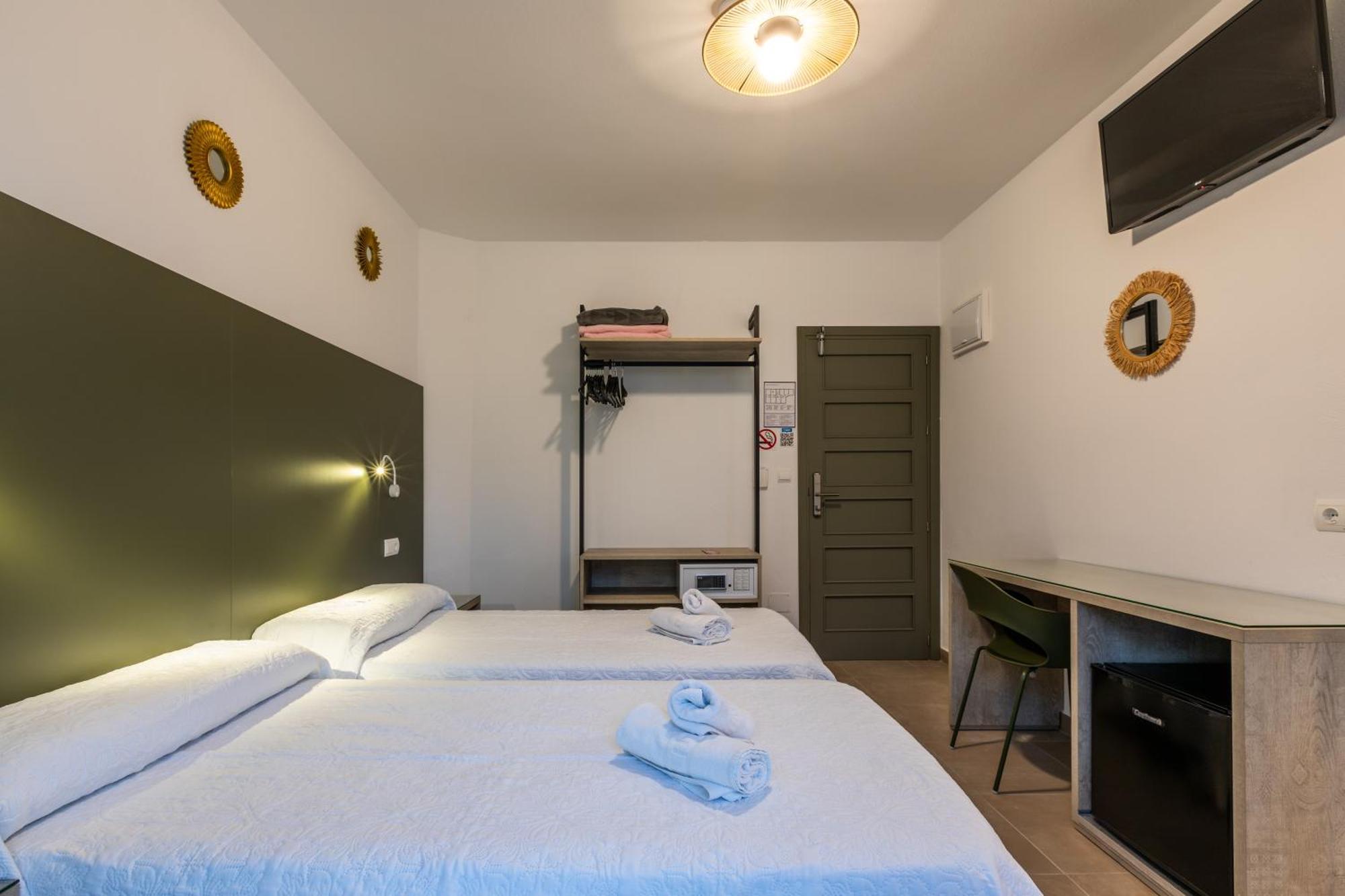 Hostal Alicante San Antonio Abad Exterior foto